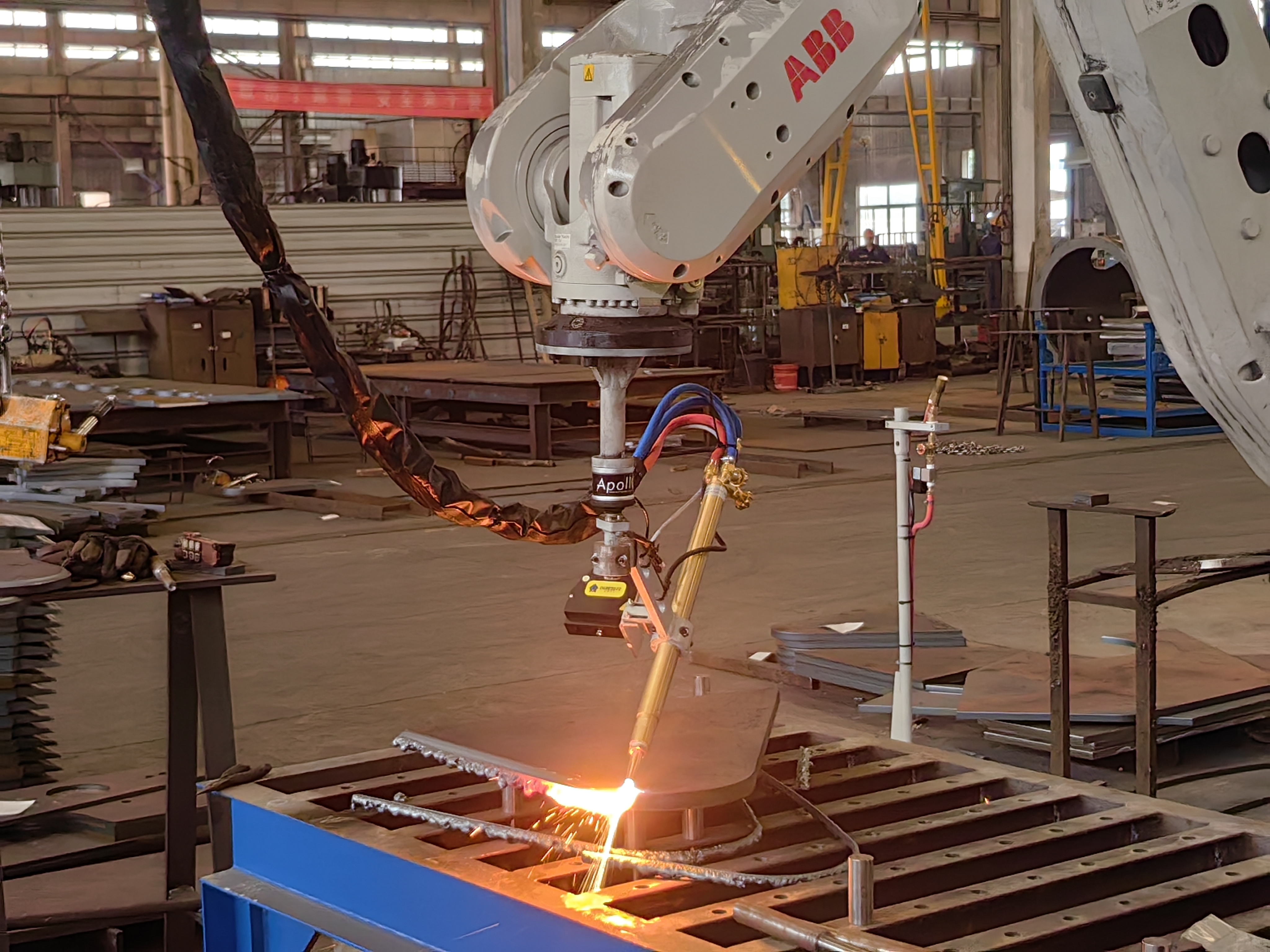 激光焊縫跟蹤系統(tǒng)適配ABB機器人在工程機械零部件自動切割中的應用