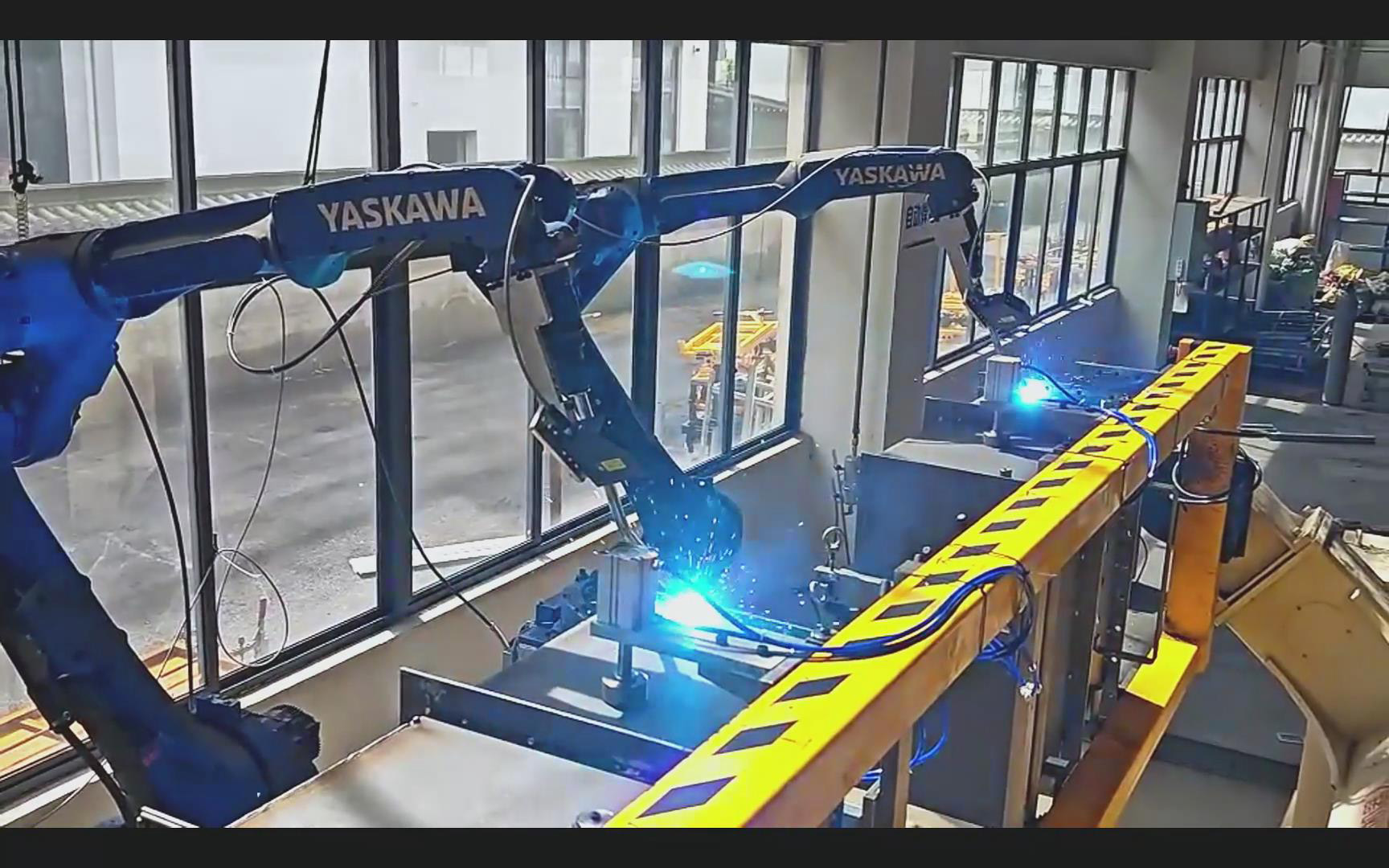 創(chuàng)想智控激光焊縫跟蹤器在變壓器油箱焊接中的應(yīng)用——安川機(jī)器人雙機(jī)協(xié)同解決方案